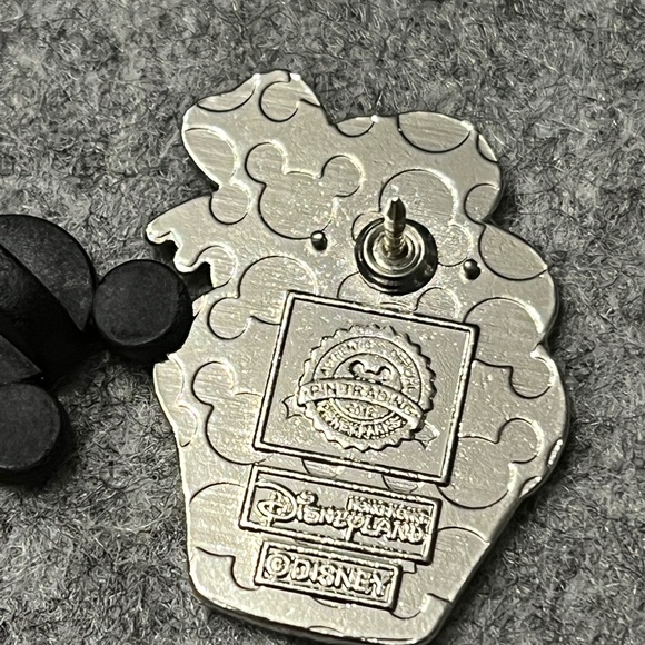 ✨ Disney Parks Hong Kong Tinker Bell cupcake, enamel trading pin - Picture 3 of 3